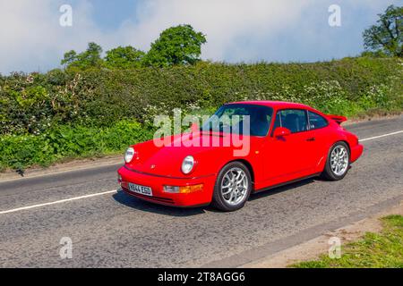 1990 90er Jahre, Porsche 911 Carrera 2 Coupé Red Car Coupé Benzinmotor 3600 ccm; Vintage, restaurierte klassische Motoren, Automobilsammler, Motorenfreunde, historische Veteranen reisen in Cheshire, Großbritannien Stockfoto