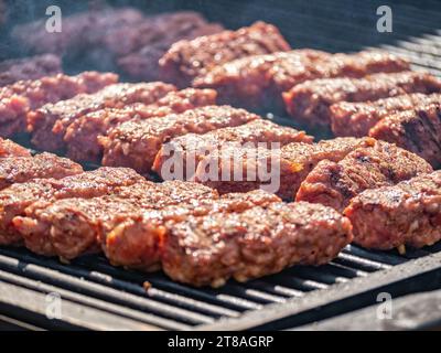 Mititei (Hackfleisch Brötchen) aus einer Mischung aus Rindfleisch, Lamm mit Gewürzen auf dem Grill. Traditionelles rumänisches Gericht Stockfoto