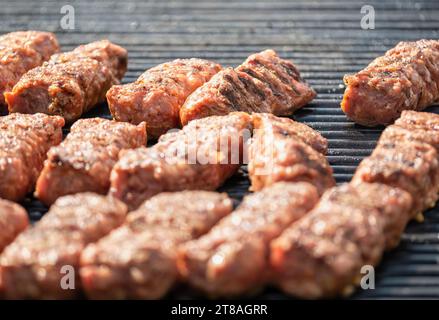 Mititei (Hackfleisch Brötchen) aus einer Mischung aus Rindfleisch, Lamm mit Gewürzen auf dem Grill. Traditionelles rumänisches Gericht Stockfoto