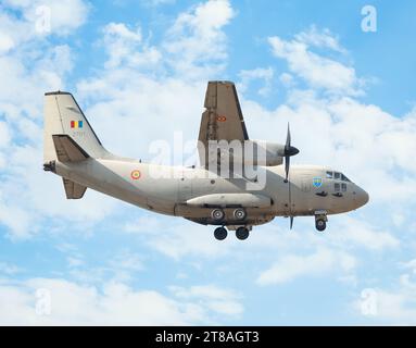 Bukarest, Rumänien - 25. August 2023: C-27J Spartan Militärtransporter fliegen gegen den Himmel. Rumänische Luftwaffe. Stockfoto