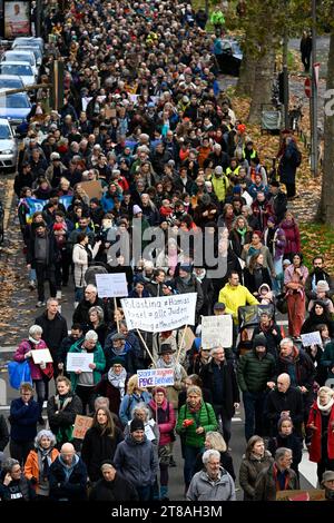 Köln, Deutschland. November 2023. Demonstranten bei einer jüdisch-palästinensischen Friedensdemonstration protestieren gegen den Krieg in Gaza. Das Motiv der Demonstration ist "Solidarität mit allen Menschen, die vom israelisch-palästinensischen Krieg betroffen sind". Quelle: Roberto Pfeil/dpa/Alamy Live News Stockfoto