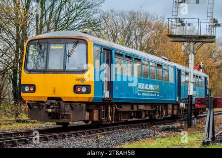 Great Midlands trainiert die Klasse 144 Pacer bei der East lancashire Railway DMU Gala im Herbst. Stockfoto