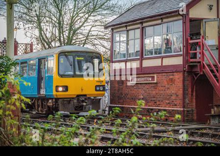 Great Midlands trainiert Klasse 144 Pacer bei der East lancashire Railway im Herbst DMU Gala, die am Ramsbottom Stellwerk vorbeiführt. Stockfoto