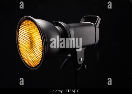 Nahaufnahme einer COB LED-Studioleuchte für Fotografie Stockfoto