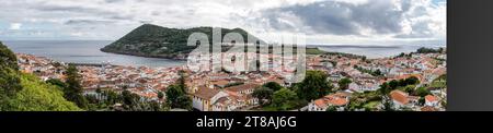 Cidade de Angra do Heroísmo e o Monte Brasil, na Ilha Terceira – Azores – Portugal Stockfoto