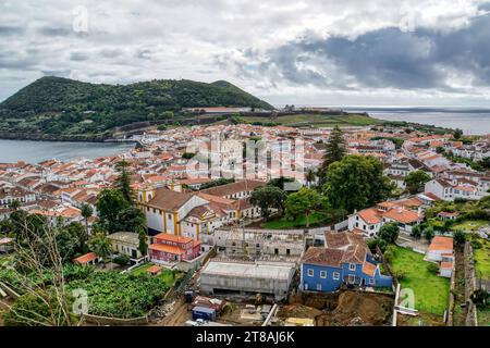 Cidade de Angra do Heroísmo e o Monte Brasil, na Ilha Terceira – Azores – Portugal Stockfoto