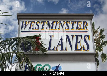 WESTMINSTER, KALIFORNIEN - 25. OCT 2023: Schild Westminster Lanes Bowling Alley. Stockfoto