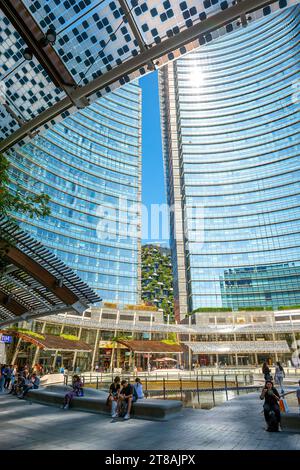 Mailand, Italien 7. September 2023 : Piazza Gae Aulenti ist ein kreisförmiger Platz mit 100 Metern Durchmesser im Centro Direzionale in Mailand, entworfen von Stockfoto