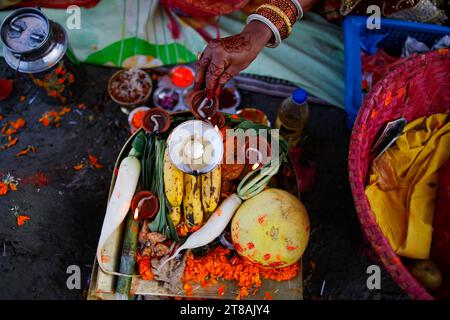 Eine nepalesische Hindu-Frau, die während des Chhath-Festivals in Kathmandu vor dem Gebet opfert. Auf Chhath, einem alten fest, das von Hindus beobachtet wurde, versammeln sich die Gläubigen am heiligen Fluss, um Gebete durch Fasten, Baden und Stehen im Wasser für ununterbrochene Zeiträume zu opfern, um dem Sonnengott zu beten, und danken und Respekt zu erweisen, um Segnungen für das Leben auf Erden zu suchen. Stockfoto