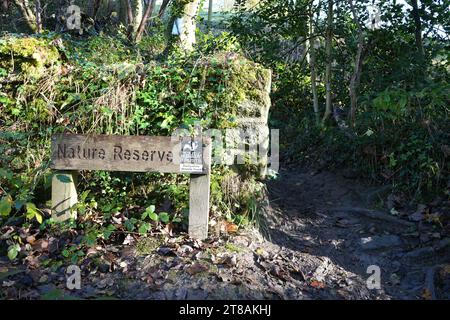 Ein hölzernes Schild für das Naturschutzgebiet Derbyshire Wildlife Trust am Cromford Canal. Cromford, Derbyshire, Großbritannien, 17. November 2023. Stockfoto