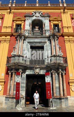 Bischofspalast (Bischofspalast) von Malaga. Mit dem reich verzierten Stein- und Marmorportal dieses farbenfrohen und beeindruckenden spätbarocken Gebäudes. Stockfoto