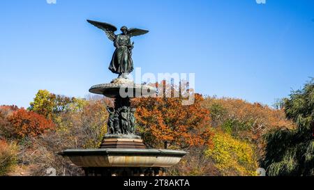 NEW YORK, NY, USA - 16. NOVEMBER 2023: Bethesda Fountain im Central Park an einem sonnigen Herbsttag Stockfoto