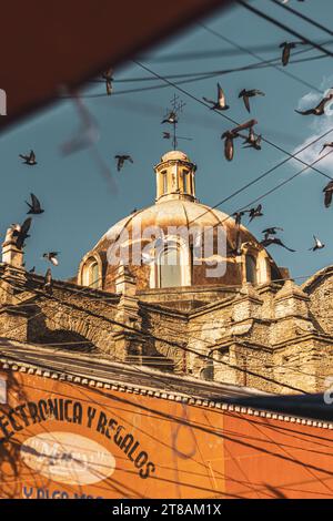 Iglesia y Ex-Convento San Francisco, Tehuacan Centro, Mexiko, Morgenaufnahme, vom Markt gesehen, 2022 Stockfoto