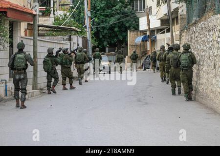 Nablus, Palästina. November 2023. Eine israelische Armee-Fußtruppe, die während einer Militäroperation im Flüchtlingslager Balata im Westjordanland gesehen wurde. (Foto: Nasser Ishtayeh/SOPA Images/SIPA USA) Credit: SIPA USA/Alamy Live News Stockfoto