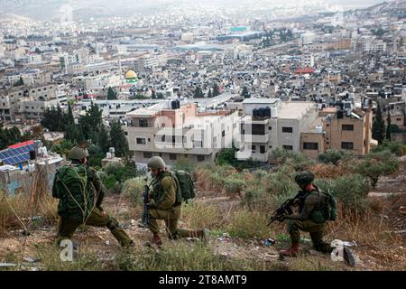 Nablus, Palästina. November 2023. Israelische Soldaten nehmen ihre Positionen während einer Militäroperation im Flüchtlingslager Balata im Westjordanland ein. (Foto: Nasser Ishtayeh/SOPA Images/SIPA USA) Credit: SIPA USA/Alamy Live News Stockfoto