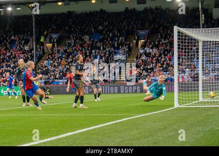 DAS TOR 2-2 Elise Hughes (9) fügt am 19. November 2023 im Selhurst Park in London ein weiteres TOR während des FA Womens Championship Matches zwischen Crystal Palace und Southampton hinzu (Stephen Flynn/SPP). /Alamy Live News Stockfoto