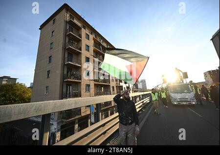 Mailand, Italien am 18. November 2023. Menschen demonstrieren während einer Kundgebung zur Unterstützung Palästinas und fordern den sofortigen Waffenstillstand in Gaza am 18. November 2023 in Mailand (Italien). Credit: Piero Cruciatti/Alamy Live News Stockfoto