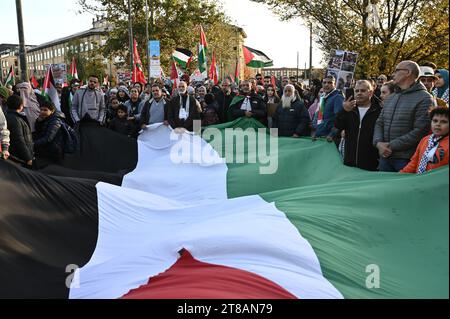 Mailand, Italien am 18. November 2023. Menschen demonstrieren während einer Kundgebung zur Unterstützung Palästinas und fordern den sofortigen Waffenstillstand in Gaza am 18. November 2023 in Mailand (Italien). Credit: Piero Cruciatti/Alamy Live News Stockfoto
