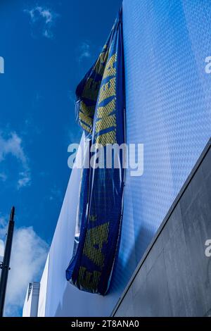 Das riesige blaue Ikea-Schild hängt über dem ikonischen Gebäude (ehemals Top Shop), während der neue Ikea Store in der Oxford Street im Zentrum von London gebaut wird. Stockfoto