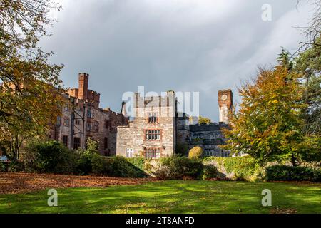 Ruthin Castle (walisisch Castell Rhuthun) ist eine mittelalterliche Festung in Wales, nahe der Stadt Ruthin im Vale of Clwyd. Stockfoto