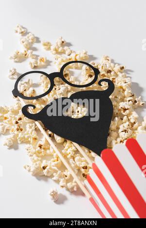 Popcorn-Eimer und Fotokabine Requisite für Filmparty Stockfoto