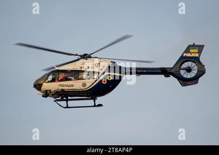 Der ukrainische Natiomal Polizeihubschrauber Airbus H145 landet während der goldenen Stunde auf dem Flughafen Lemberg Stockfoto