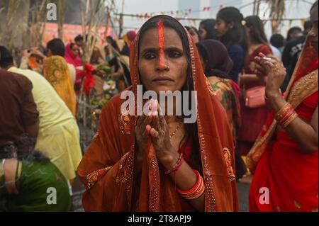 Neu-Delh, Delhi, Indien. November 2023. Ein hinduistischer Anhänger betet am Ufer des Yamuna-Flusses während des Hindu-Festivals von Chhath Puja in Neu-Delhi, Indien am 19. November 2023. (Kreditbild: © Kabir Jhangiani/ZUMA Press Wire) NUR REDAKTIONELLE VERWENDUNG! Nicht für kommerzielle ZWECKE! Stockfoto