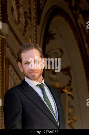 Monaco Ville, Monaco. November 2023. Andrea Casiraghi auf dem Balkon des Fürstenpalastes in Monaco-Ville, am 19. November 2023, während der Feierlichkeiten zum Nationalfeiertag von Monaco Credit: Albert Nieboer/Niederlande OUT/Point de Vue OUT/dpa/Alamy Live News Stockfoto