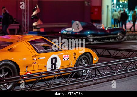 FORD GT40, PLATZ 8, GEFAHREN VON WILLY MAIRESSE (BEL) UND JEAN BEURLYS (BEL) WÄHREND DER 1968 24-STUNDEN-VERANSTALTUNG VON LE MANS, INTERCLASSICS BRUSSELS OLDTIMER SHOW 2023. Stockfoto