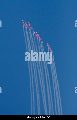 Ahmedabad, Indien, 19. November 2023, spielt das Kunstflugteam der indischen Luftwaffe Suryakiran über dem Narendra Modi Stadium beim ICC Men's Cricket World Cup 2023 Final Opening Cerimony Credit: Manjeet & yograj Jadeja/Alamy Live News Stockfoto