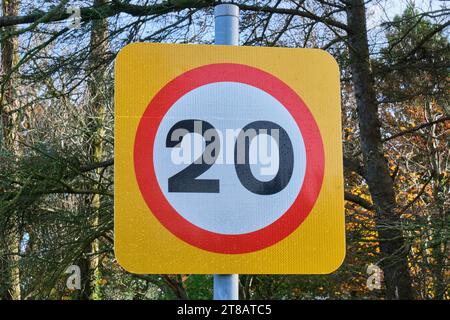 Straßenschild mit 20 mph-Geschwindigkeitsbegrenzung in Criccieth, Gwynedd, Wales Stockfoto