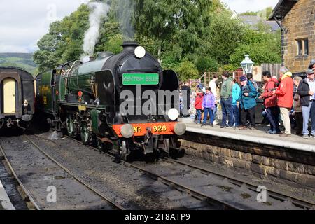 Southern Railway Schools Class No. 926 Repton neben dem Bahnsteig in Grosmont an der North Yorkshire Moors Railway während ihrer 50-jährigen Jubiläumsgala. Stockfoto