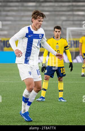 Boraas, Schweden. November 2023. Niklas Pyyhtia (16) aus Finnland wurde während des U21-Freundschaftsspiels zwischen Schweden und Finnland in der Boraas Arena in Boraas gesehen. (Foto: Gonzales Photo - Amanda Persson). Stockfoto