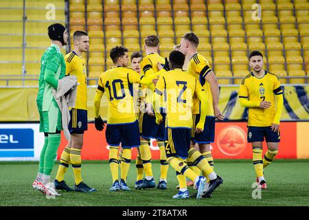 Boraas, Schweden. November 2023. Die Spieler Schwedens vereinigen sich während des U21-Freundschaftsspiels zwischen Schweden und Finnland in der Boraas Arena in Boraas. (Foto: Gonzales Photo - Amanda Persson). Stockfoto