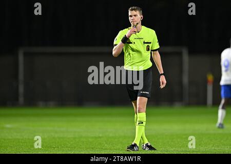 Tubize, Belgien. November 2023. Schiedsrichter Lucas de Voldere, das am Samstag, den 18. November 2023, in Tubize, Belgien, während eines Freundschaftsspiels zwischen den belgischen U20-Nationalmannschaften gezeigt wurde. Quelle: Sportpix/Alamy Live News Stockfoto