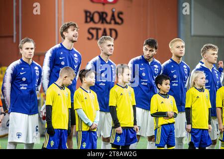 Boraas, Schweden. November 2023. Die finnischen Spieler stellen sich für das U21-Freundschaftsspiel zwischen Schweden und Finnland in der Boraas Arena in Boraas an. (Foto: Gonzales Photo - Amanda Persson). Stockfoto