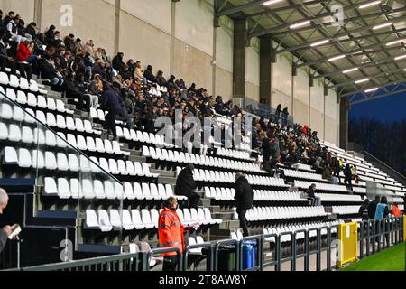 Tubize, Belgien. November 2023. Illustration des Haupttribüne des Stadions während eines Freundschaftsspiels zwischen den Nationalmannschaften unter 20 belgischen und französischen Nationalmannschaften am Samstag, den 18. November 2023 in Tubize, Belgien. Quelle: Sportpix/Alamy Live News Stockfoto