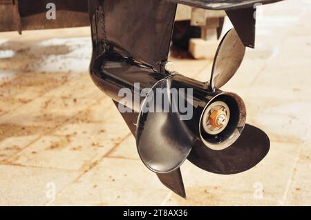 Motorpropeller für Motoryachten und Boote in Nahaufnahme. Die Motoren sind am Heck des Motorbootes montiert. Schiffsreparatur im Trockendock. Hochwertige Pho Stockfoto