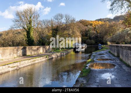 Das Dundas Aquädukt, das den Kennet and Avon Canal über den Fluss Avon und die Wessex Main Line Railway führt. Ein geplantes Ancient Monument, Großbritannien Stockfoto