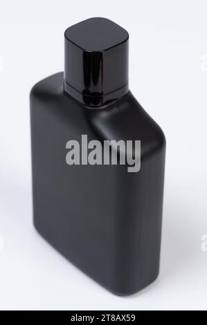 Generische schwarze Parfümflasche perspektivische Ansicht isoliert Stockfoto