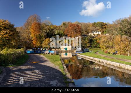 Das Dundas Aquädukt, das den Kennet and Avon Canal über den Fluss Avon und die Wessex Main Line Railway führt. Ein geplantes Ancient Monument, Großbritannien Stockfoto