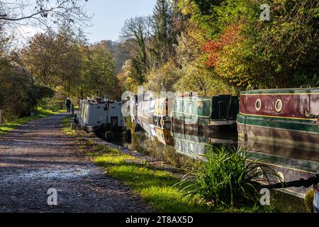 Kanalboote auf dem Somerset Coal Canal vor dem Kennet- und Avon-Kanal neben dem historischen Dundas Aquädukt im Herbst, Somerset, England, Großbritannien Stockfoto