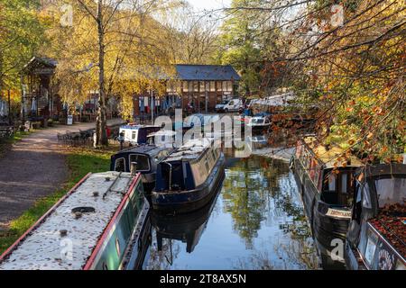 Café und Kanalboote auf dem Somerset Coal Canal vor dem Kennet und Avon Canal neben dem historischen Dundas Aquädukt im Herbst, Somerset, England, Großbritannien Stockfoto