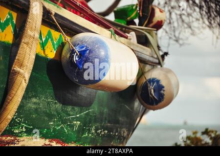 Fischerboot am Strand mit Werkzeugen zum Fangen von Fischen aus nächster Nähe Stockfoto