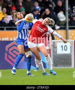 Crawley UK 19. November 2023 - Jorelyn Carabali aus Brighton (links) kämpft mit Alessia Russo aus Arsenal um den Ball während des Barclays Women's Super League Fußballspiels zwischen Brighton & Hove Albion und Arsenal im Broadfield Stadium in Crawley: Credit Simon Dack /TPI/ Alamy Live News Stockfoto