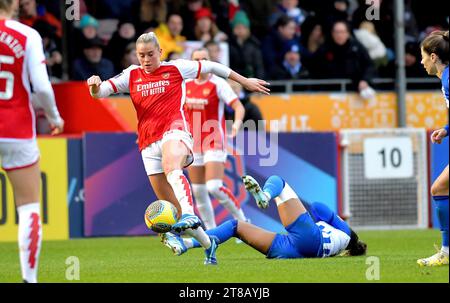 Crawley UK 19. November 2023 - Alessia Russo aus Arsenal gewinnt den Ball während des Barclays Women's Super League-Spiels zwischen Brighton & Hove Albion und Arsenal im Broadfield Stadium in Crawley: Credit Simon Dack /TPI/ Alamy Live News Stockfoto