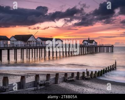 Donnerstag, 14. September 2023. Southwold, Suffolk, England - Ein farbenfroher Himmel hinter dem berühmten Pier in Southwold kurz vor Sonnenaufgang, als weiterer Tag Stockfoto