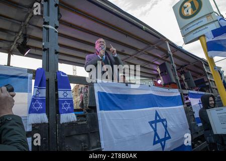 Auf dem pro-israelischen Protest in Berlin hielt Volker Beck, ein prominenter deutscher Politiker und Menschenrechtsaktivist, eine kraftvolle Rede. Beck, bekannt für sein langjähriges Engagement für Menschenrechte und Gleichheit, war von 1994 bis 2017 Mitglied der Grünen im Deutschen Bundestag. Am 19. November 2023 fand in Berlin eine bedeutende pro-israelische Demonstration statt, die eine bemerkenswerte Reaktion auf den andauernden und eskalierten Krieg zwischen Israel und der Hamas darstellte. Der Protest, der sich unter Slogans wie "Freie Geiseln", "Israel kämpft gegen den Terror im Gazastreifen" und "Freie Gaza aus dem Gazastreifen" versammelt Stockfoto