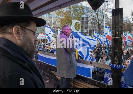 Auf dem pro-israelischen Protest in Berlin hielt Volker Beck, ein prominenter deutscher Politiker und Menschenrechtsaktivist, eine kraftvolle Rede. Beck, bekannt für sein langjähriges Engagement für Menschenrechte und Gleichheit, war von 1994 bis 2017 Mitglied der Grünen im Deutschen Bundestag. Am 19. November 2023 fand in Berlin eine bedeutende pro-israelische Demonstration statt, die eine bemerkenswerte Reaktion auf den andauernden und eskalierten Krieg zwischen Israel und der Hamas darstellte. Der Protest, der sich unter Slogans wie "Freie Geiseln", "Israel kämpft gegen den Terror im Gazastreifen" und "Freie Gaza aus dem Gazastreifen" versammelt Stockfoto