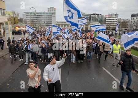 Berlin, Deutschland. Am 19. November 2023 fand eine bedeutende pro-israelische Demonstration statt, die eine bemerkenswerte Antwort auf den anhaltenden und eskalierenden Krieg zwischen Israel und der Hamas darstellt. Der Protest, der unter Slogans wie ""Freie Geiseln", ""Israel kämpft gegen den Terror im Gazastreifen" und " Freie Gaza von der Hamas" versammelt wurde, zog eine vielfältige Menschenmenge an den Wittenbergplatz, einen wichtigen Ort in der Stadt. Die Teilnehmer, darunter Mitglieder der israelischen Gemeinschaft und Unterstützer, versammelten sich, um ihre Solidarität mit Israel zum Ausdruck zu bringen. Quelle: ZUMA Press, Inc./Alamy Live News Stockfoto